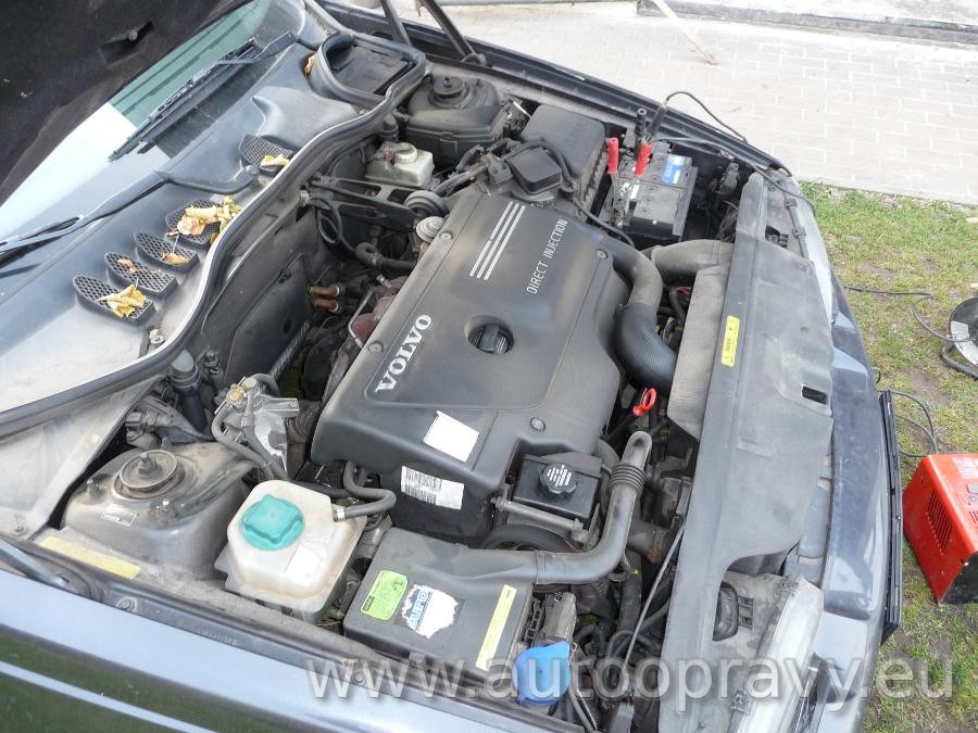 Výměna motorového oleje Volvo V70 2,5 TDI www